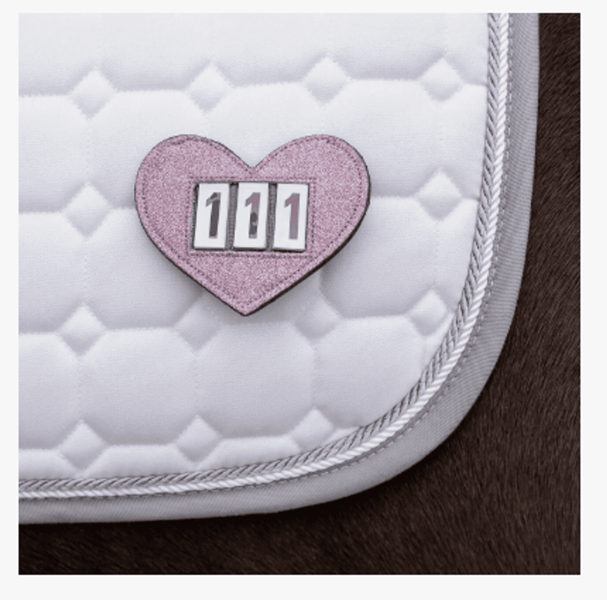 QHP Nummerskilt - Glitterhjerte 